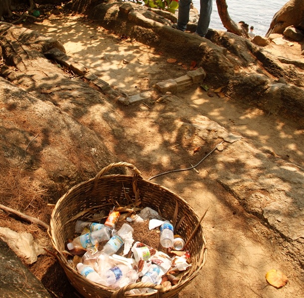 Sọt rác thì vài người có ý thức bỏ vào