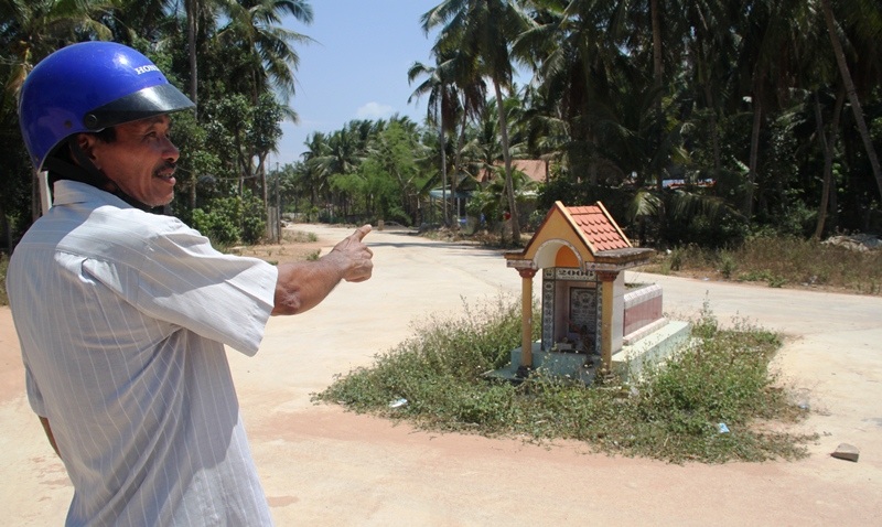 Một ngôi mộ nằm giữa đường cơ khí - đi cụm công nghiệp Tam Quan vì lý do bồi thường thấp