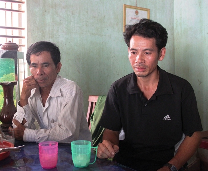 Ông Thành (trái) khẳng định ông không nhận được bất cứ quyết định thu hồi đất, phương án đền bù mà chỉ nghe miệng