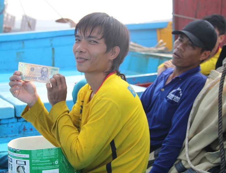 Ngư dân trẻ Trần Văn Chinh (huyện Hoài Nhơn) được chủ tàu cho ứng tạm 500.000 đồng để tiêu khi tàu vừa cập cảng cân bán cá xong.