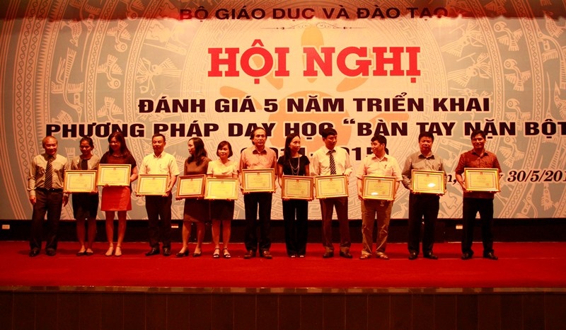 Tặng bằng khen cho 57 cá nhân xuất sắc trong việc triển khai thực hiện phương pháp dạy học “Bàn tay nặn bột”.