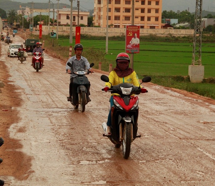 Bình Định: Dân dựng biển “cảnh báo” ngăn xe tải gây bụi - 7