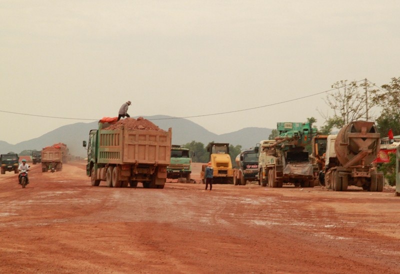 Xe tải thi công QL 19 gây bụi 