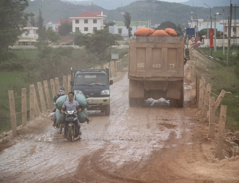 Việc đi lại của người dân rất khó khăn