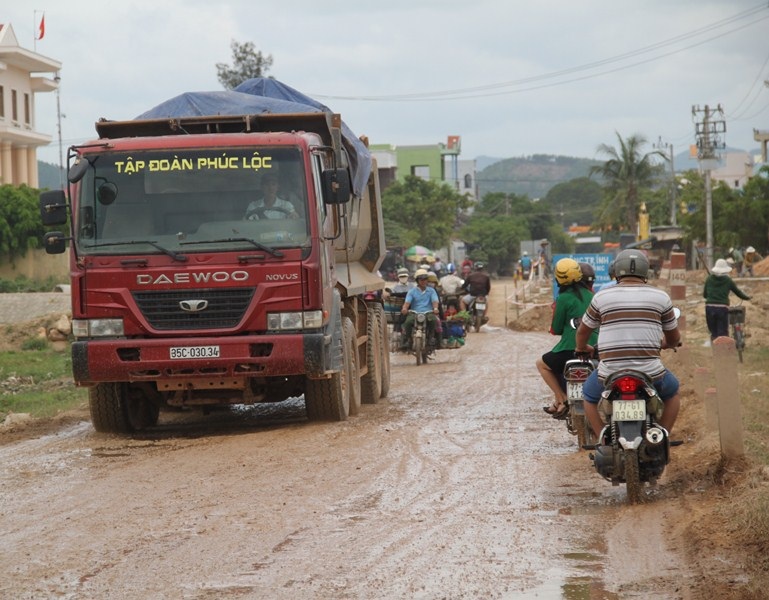 Từ khi thi công QL 1 qua huyện Tuy Phước, đường tỉnh lộ ĐT 640 bị cày nát, nắng thì bụi, mưa thì lầy lội
