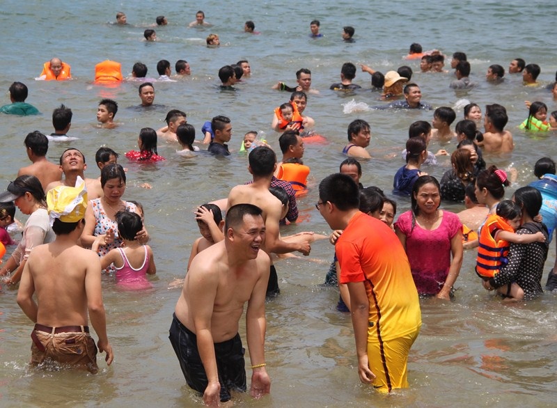 Có lẽ Bình Định là địa phương hiếm hoi người dân vẫn giữ phong tục tắm biển lúc chính ngọ ngày mùng 5/5 âm lịch.