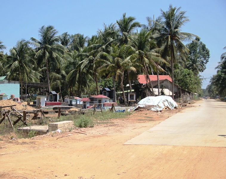 Lãnh đạo xã, huyện Hoài Nhơn khẳng định đây là đường nông thôn mới, nhưng người dân thì nói không phải vì cho rằng làm đường nhưng không có phương án đền bù, quyết định thu hồi đất...
