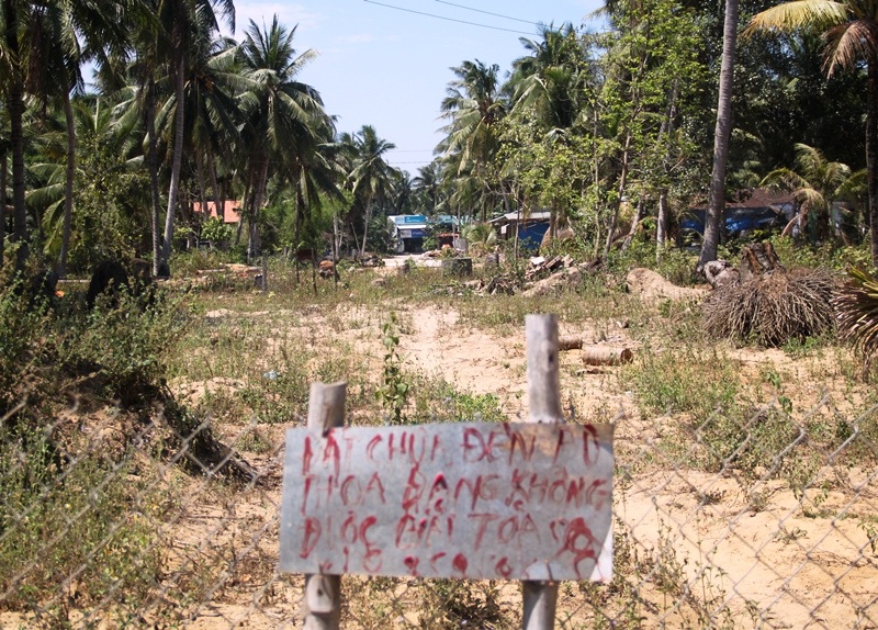 Hiện tuyến đường cơ khí cũ - Cụm công nghiệp Tam Quan qua xã Hoài Hảo (huyện Hoài Nhơn, Bình Định) vẫn chưa thông vì vướng đền bù, giải phóng mặt bằng có những khuất tất