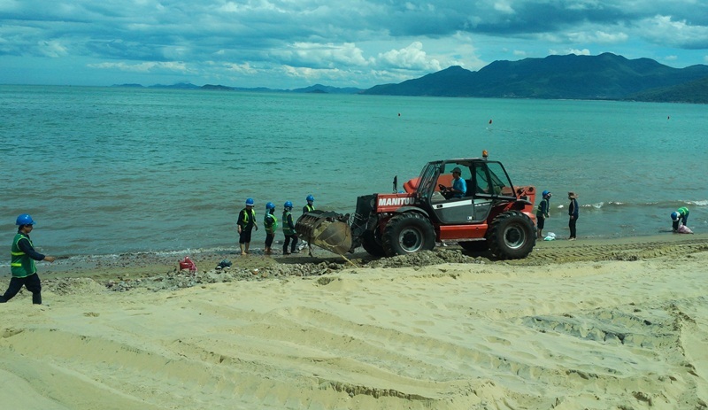 Bùn đen, xà bần xuất hiện trên bãi biển Quy Nhơn - 6 Huy động cả xe sàng cát để lọc lấy xà bần trả lại vẻ đẹp tự nhiên cho biển Quy Nhơn