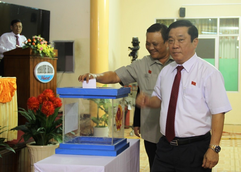 Đại biểu HĐND tỉnh bỏ phiếu bầu các chức danh chủ chốt của HĐND và UBND tỉnh Bình Định nhiệm kỳ 2016-2021.