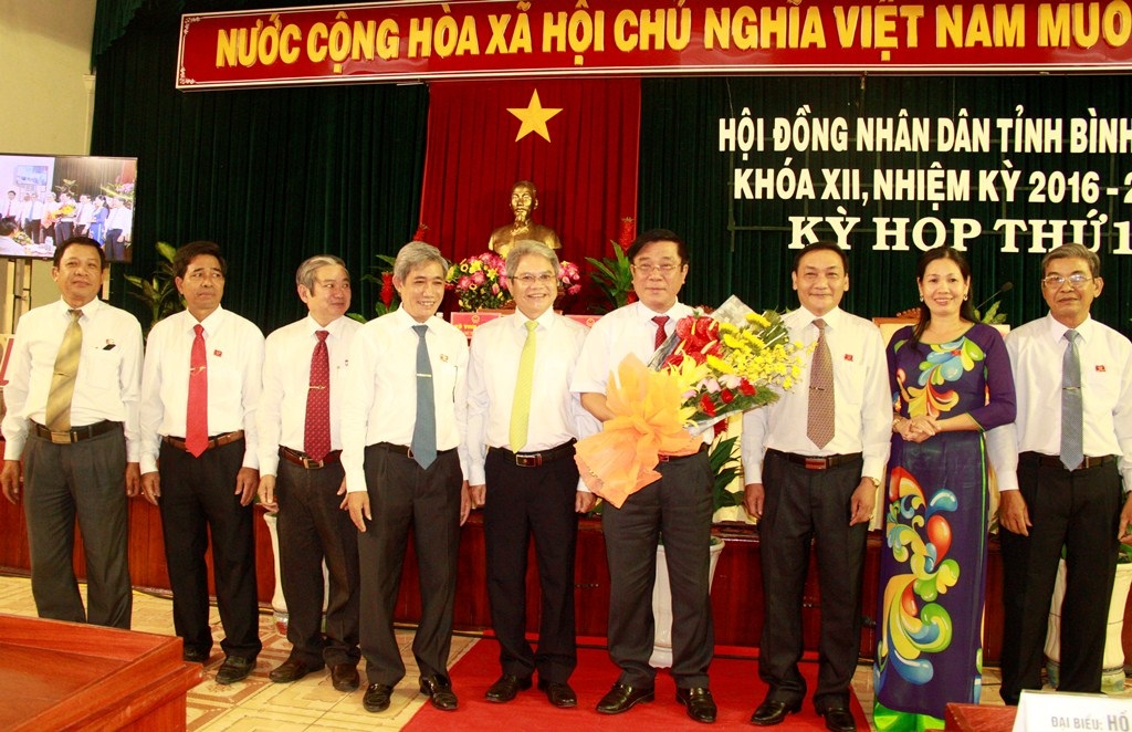 Các thành viên HĐND tỉnh Bình Định ra mắt các đại biểu tham dự kỳ họp