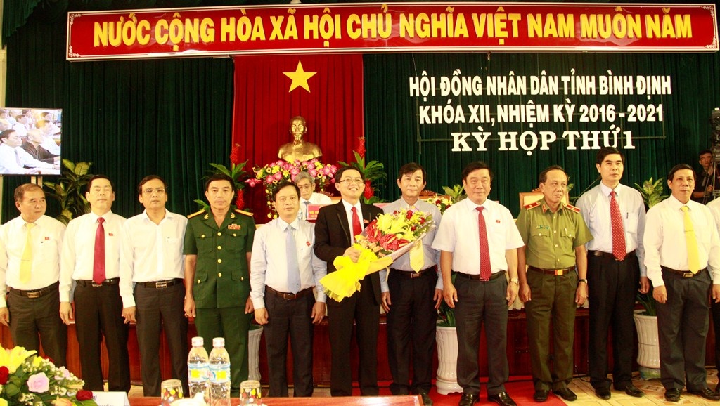 Các thành viên UBND tỉnh Bình Định được bầu trong nhiệm kỳ mới 2016-2021 ra mắt các đại biểu tham gia kỳ họp