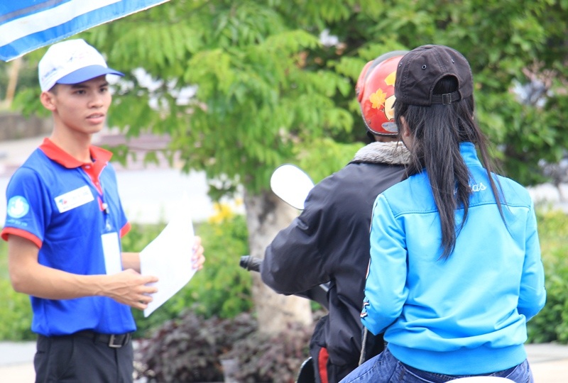 Ngay sau lễ ra quân, các tình nguyện viên đến các điểm tiếp sức thí sinh và người nhà