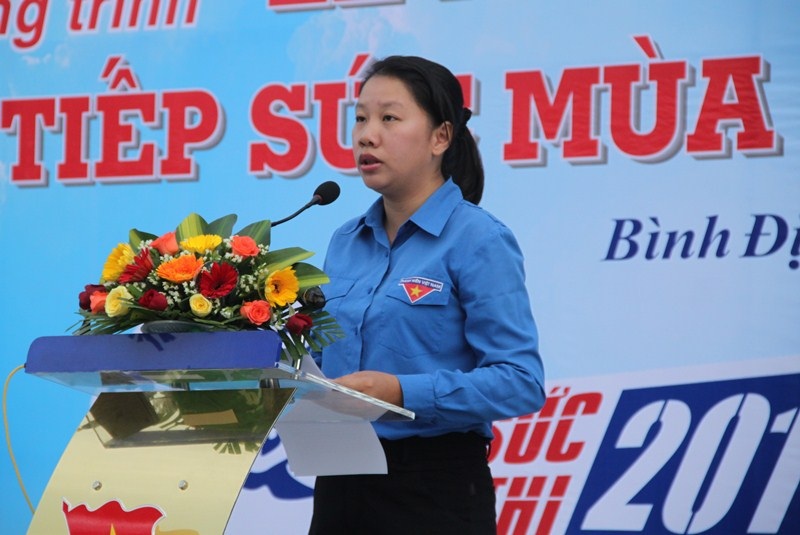 Bà Huỳnh Thị Anh Thảo, Phó Bí thư Tỉnh đoàn Bình Định phát biểu lễ ra quân chương trình Tiếp sức mùa thi năm 2016.