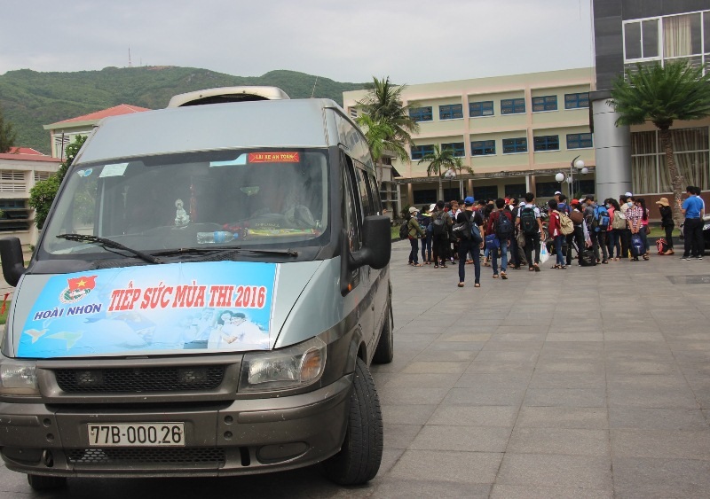 Những chuyến xe nghĩa tình đưa đón sĩ tử từ quê vào thành phố dự thi