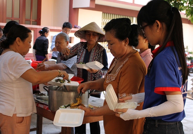 Chuẩn bị cơm chay miễn phí cho sĩ tử dự thi THPT Quốc gia năm 2016 tại Bình Định