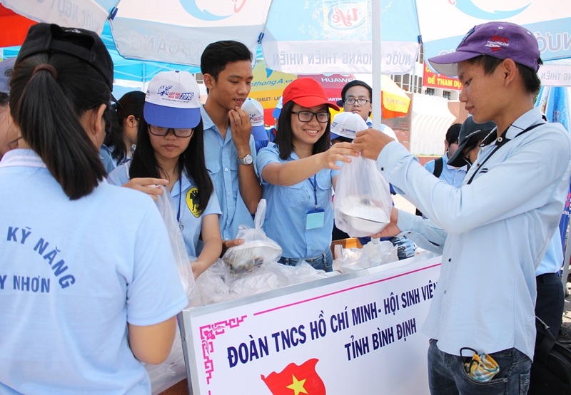 Thí sinh nhà nghèo xúc động khi được nhận cơm miễn phí