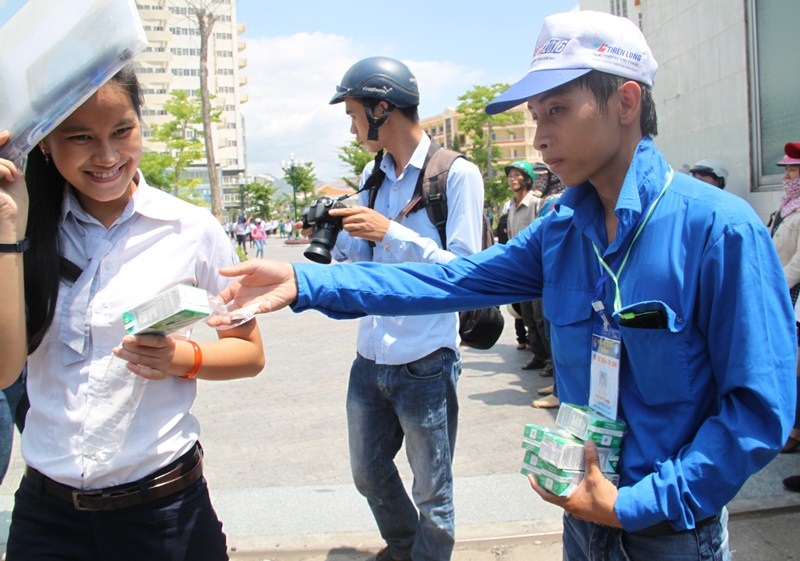 Phát sữa tươi miễn phí cho thí sinh dự thi tại điểm Trường ĐH Quy Nhơn