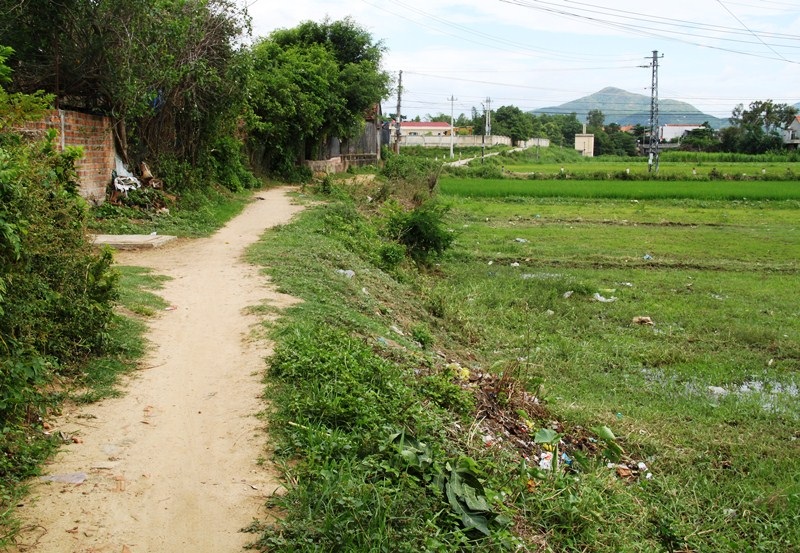 Con đường đất ở khối Phú Văn (thị trấn Phú Phong) chưa thực hiện được vì nhiều lý do