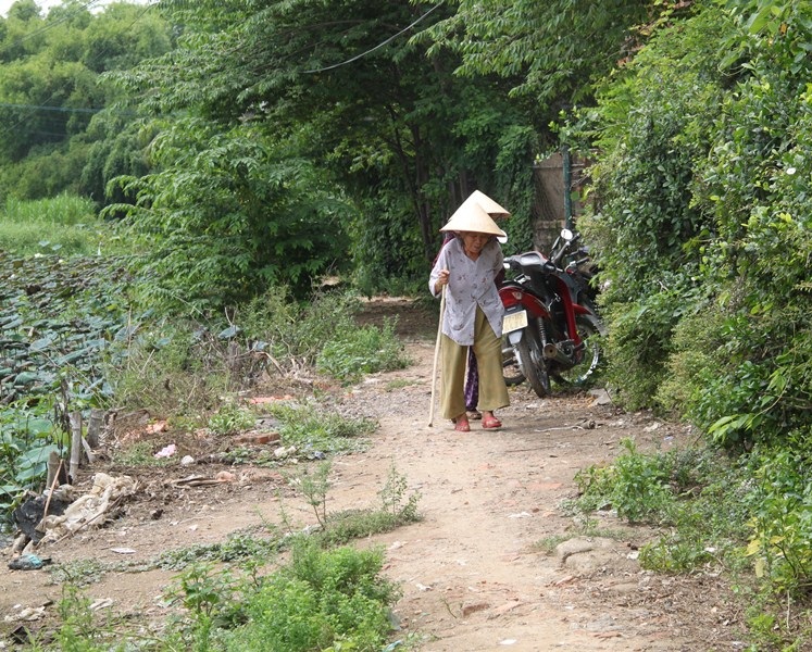 Người dân đô thị loại 4 ở thị trấn Phú Phong (huyện Tây Sơn, Bình Định) đang mong một con đường bê tông để đi