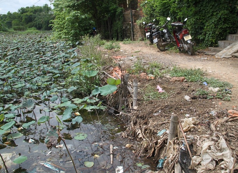 Mặt đường thắp gần mang mặt ruộng nên về mùa mua nước gập ngang đầu gối khiến việc đi lại người dân gặp rất nhiều khó khăn