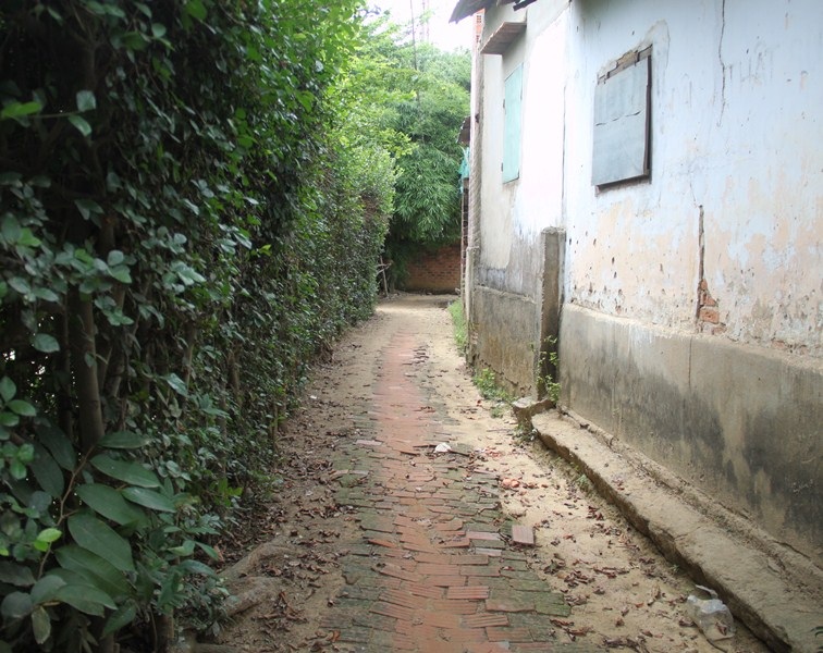 Dù là đô thị loại IV nhưng, nhiều đoạn hẻm ở khu vực khối Phú Văn chưa được làm đường bê tông, đường thì hẹp