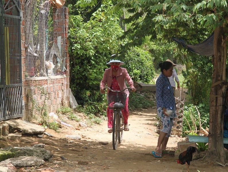 Việc đi lại của người dân gặp nhiều khó khăn