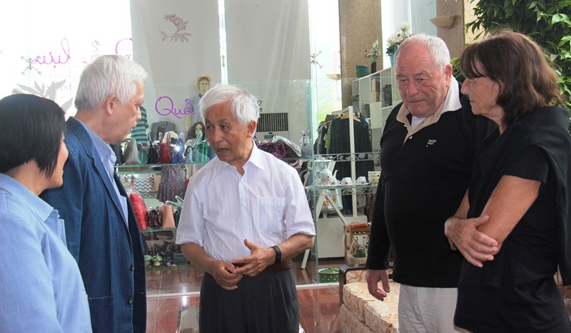 GS. Trần Thanh Vân- Chủ tịch Hội Gặp gỡ Việt Nam tiếp đón các giáo sư