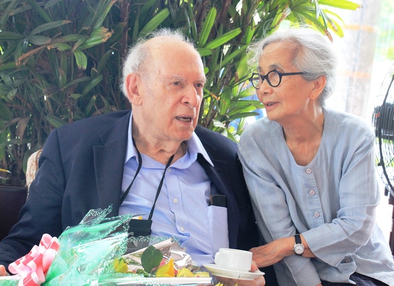 GS. Lê Kim Ngọc, phu nhân GS Trần Thanh Vân tiếp đón GS Nobel  Kurt Wuthrich