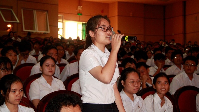 Nhiều câu hỏi thú vị được các bạn học sinh đặt cho giáo sư trả lời