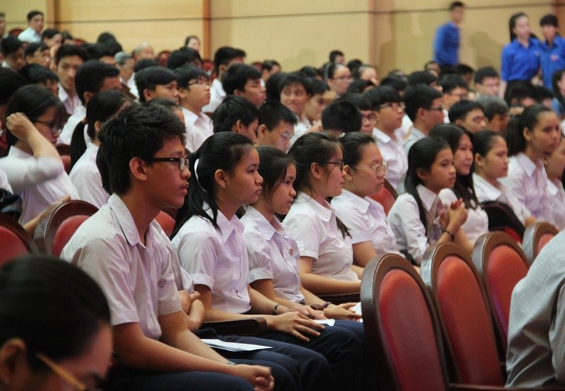 Đông đảo học sinh, sinh viên giao lưu với Nhà Nobel Hóa học năm 2002