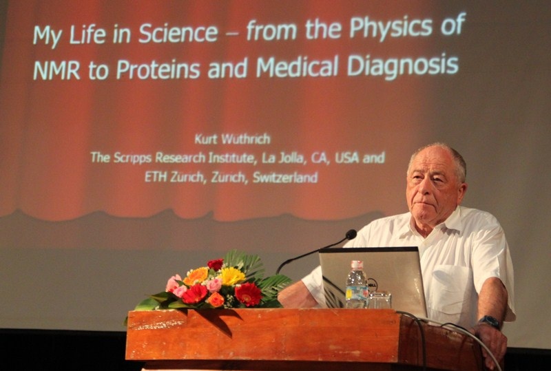 Giáo sư Kurt Wuthrich - Nhà Nobel Hóa học năm 2002 người Thụy Sỹ giáo lưu với học sinh, sinh viên và công chúng yêu khoa học tỉnh Bình Định