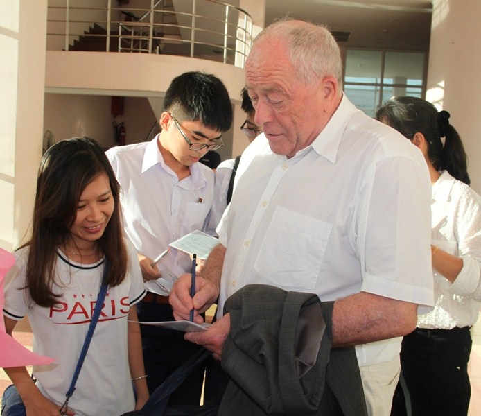 Nhiều học sinh xin chữ ký giáo sư