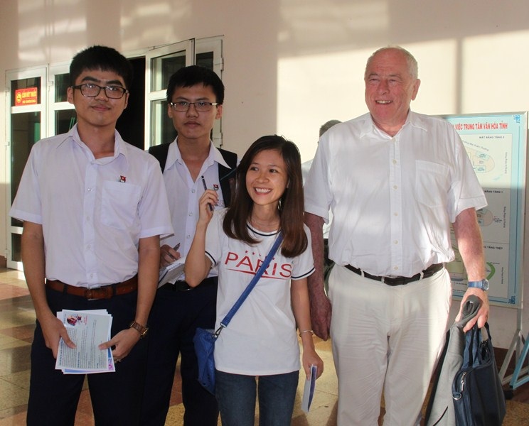 Nhiều bạn nán lại đến cuối buổi để xin chữ ký và chụp hình lưu niệm với giáo sư