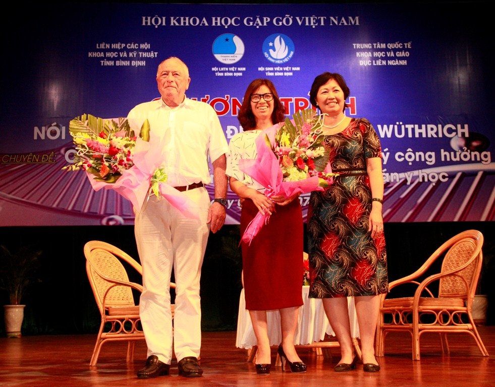 Đại diện Liên hiệp các Hội Khoa học và Kỹ thuật tỉnh Bình Định tặng hoa cho GS. Kurt Wuthrich