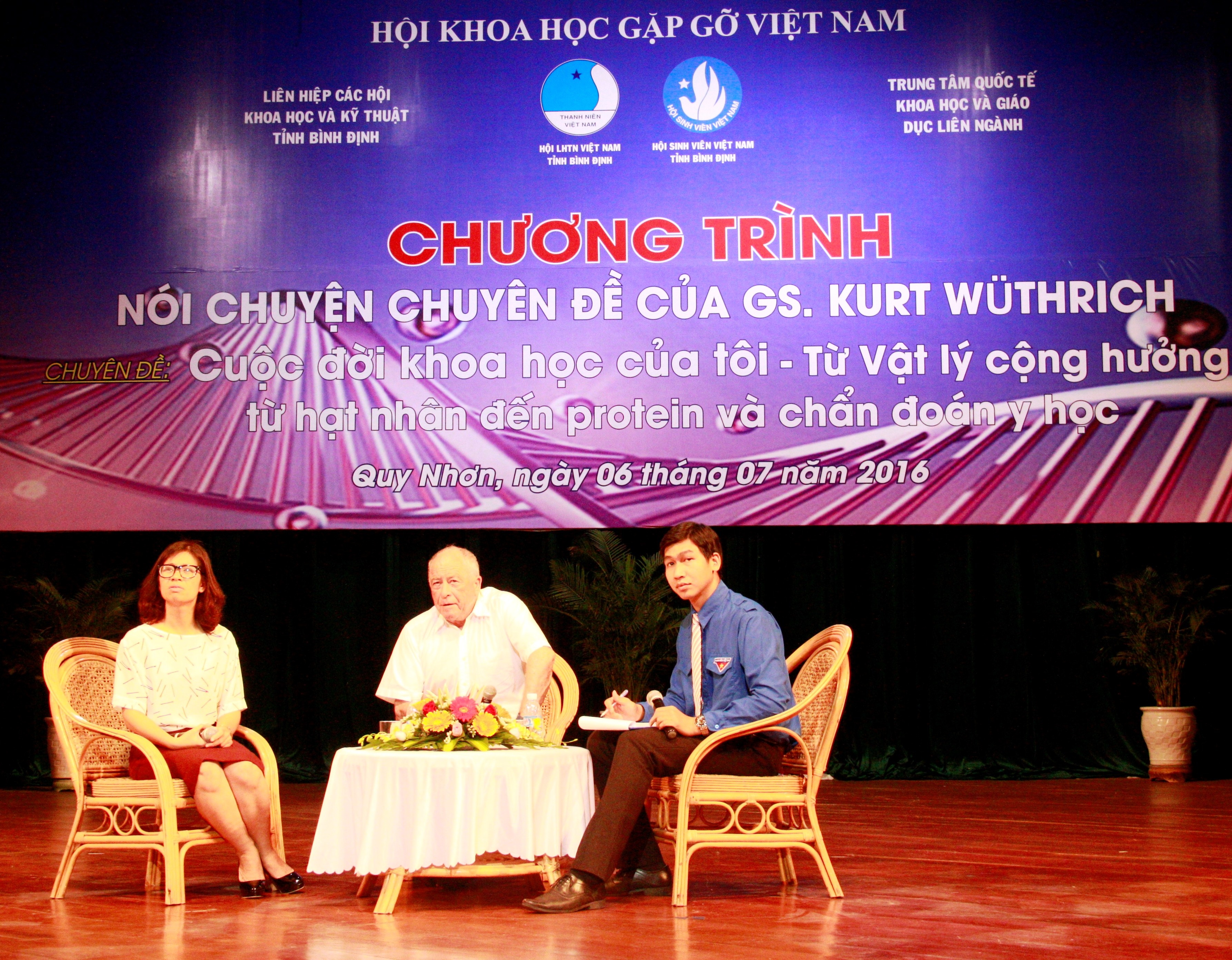 Giáo sư Kurt Wuthrich giao lưu với học sinh, sinh viên và công chúng yêu khoa học tỉnh Bình Định