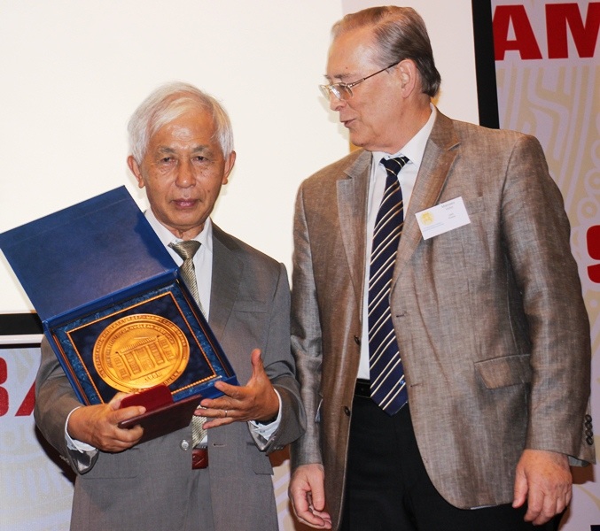 Giáo sư Trần Thanh Vân nhận bằng Tiến sĩ danh dự từ Viện Nghiên cứu nguyên tử JINR DUBNA