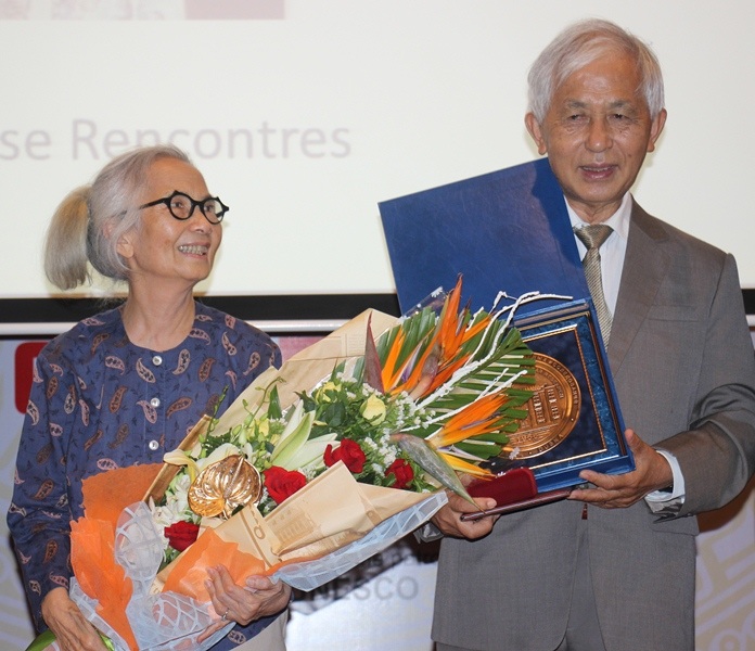 GS. Trần Thanh Vân và phu nhân là GS. Lê Kim Ngọc hạnh phúc khi đón nhận bằng tiến sĩ danh dự này