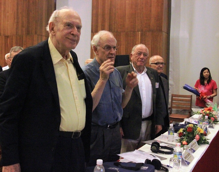 Các nhà Nobel chúc mừng giáo sư Trần Thanh Vân