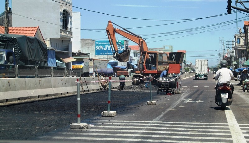 Quốc lộ 1A hư hỏng sửa chữa các phương tiện lưu thông một chiều một phần là nguyên nhân dẫn tới những vụ tai nạn giao thông thời gian qua (ảnh minh họa).