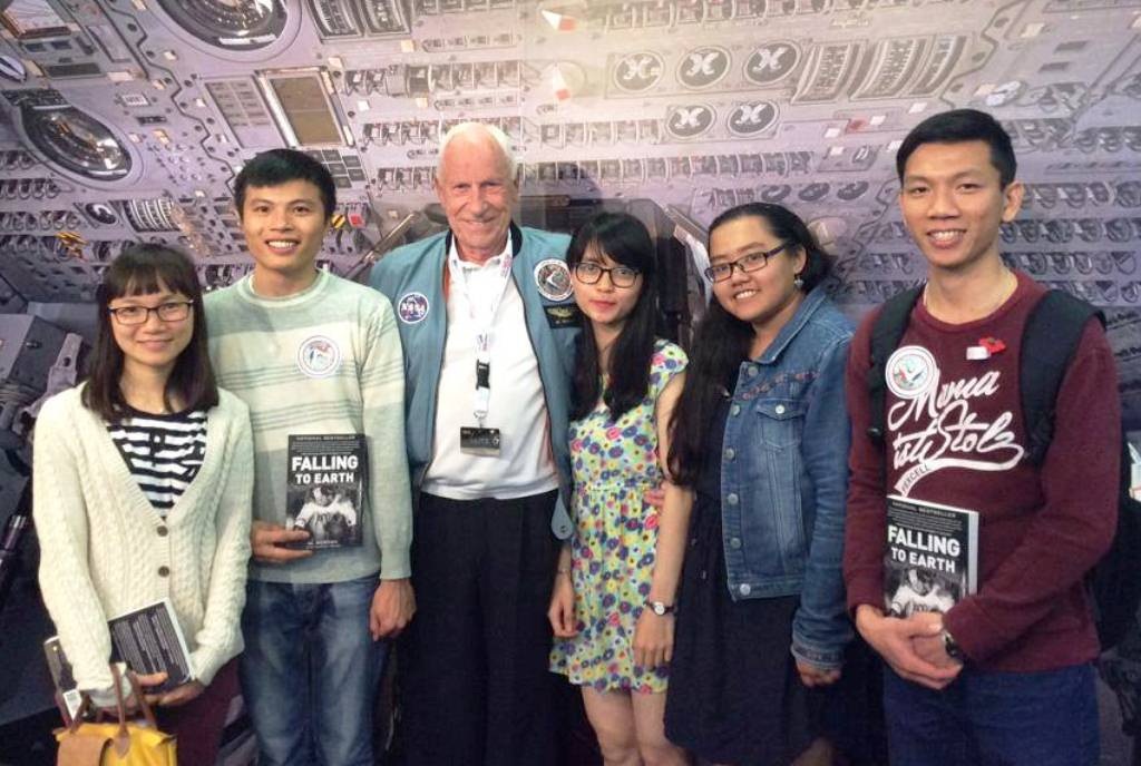 Chàng trai nghèo Bình Định chia sẻ kinh nghiệm “săn” học bổng ĐH Paris 7 - 3 Lê Ngọc Trẫm (ngoài cùng phải) chụp hình với nhóm bạn yêu Vật lý thiên văn cùng giáo sư nước ngoài