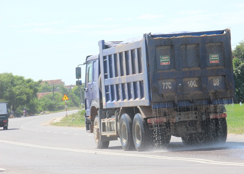 
Xe tải cơi chở cát chảy xuống đường quốc lộ 19
