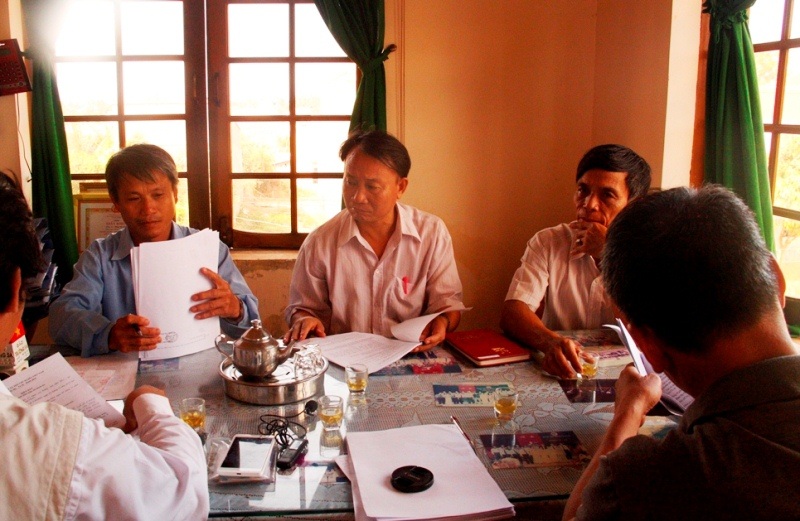 Ông Mai Khương Dược (ngoài cùng phải) nghỉ hưu trước khi có biên bản xác minh điều kiện thi hành án