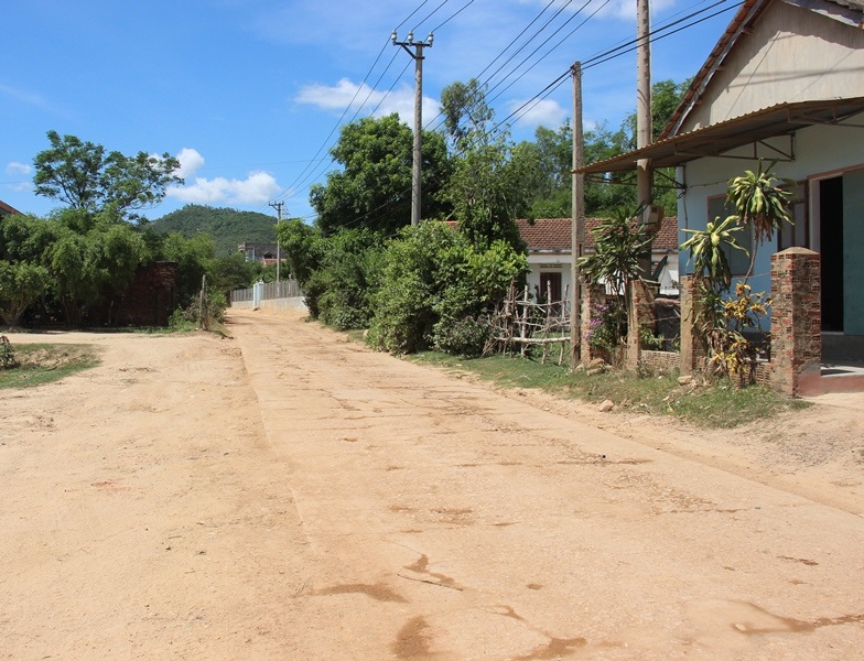 Đường nông thôn thuộc xã Bình Nghi (huyện Tây Sơn) bị xe tải cày phá