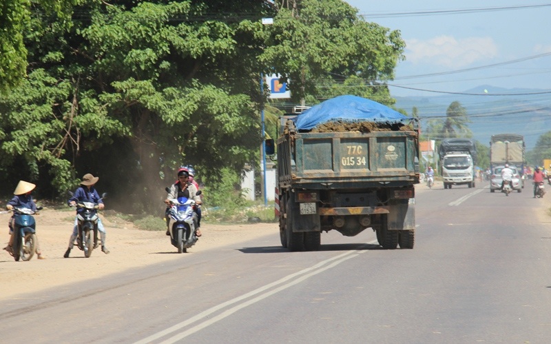Xe tải chở đất tung hoành trên quốc lộ 19 đoạn qua xã Bình Nghi, huyện Tây Sơn