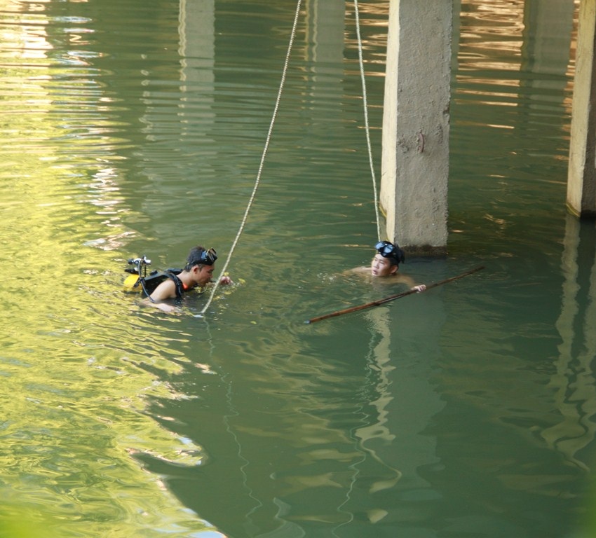 Thợ lặn tìm kiếm từ 3 giờ sáng đến 8 giờ sáng ngày 20/7 nhưng vẫn chưa phát hiện tung tích người phụ nữ này