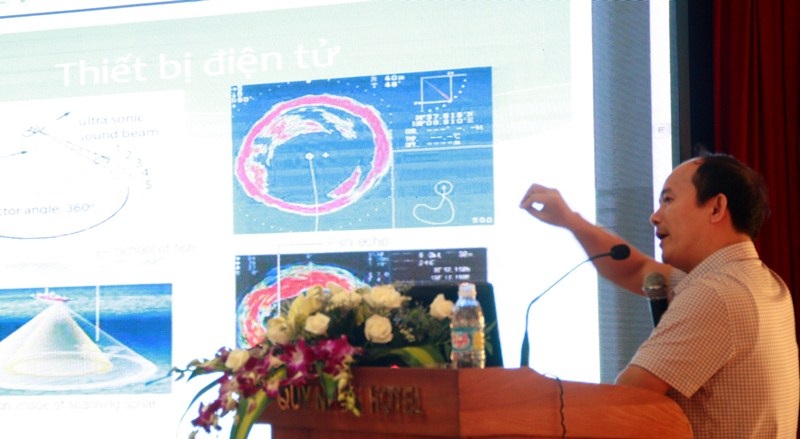 Ông Vũ Duyên Hải, Phó Vụ trưởng Vụ KHCN và Hợp tác quốc tế (Tổng cục Thủy sản) trình bày ứng dụng tiến bộ kỹ thuật và công nghệ mới trong lĩnh vực khai thác hải sản