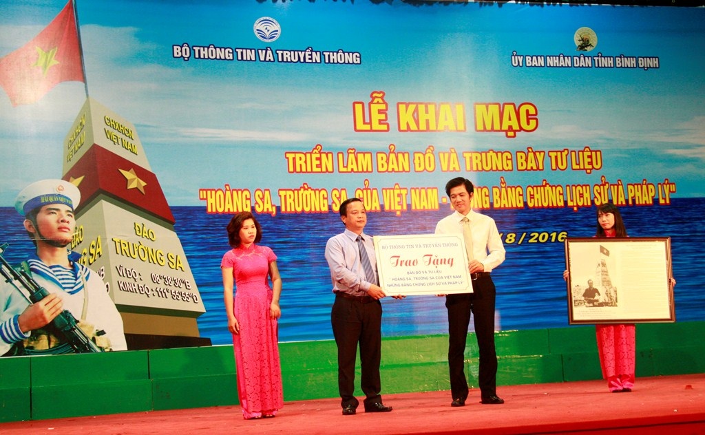 Đại diện Bộ Thông tin và Truyền thông trao tặng toàn bộ tư liệu và bản đồ cho tỉnh Bình Định để phục vụ cho công tác tuyên truyền đến nhân dân.