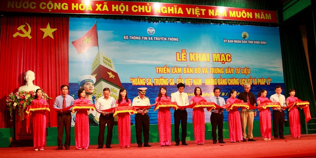 Cắt băng khai mạc triển lãm bản đồ và trưng bày tư liệu “Hoàng Sa, Trường Sa của Việt Nam - những bằng chứng lịch sử và pháp lý” tại Bình Định