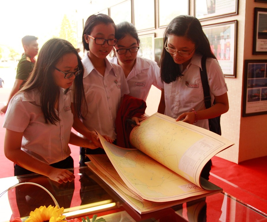 Triển lãm thu hút các em học sinh tham gia tìm hiểu về chủ quyền biển đảo Tổ quốc